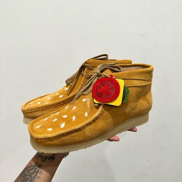 CLARKS ORIGINALS VANDYTHEPINK WALLABEE BOOT SIZE 9 - Picture 1 of 8